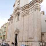 Torniamo dunque in piazza Mazzini, ritrovandoci sulla destra la chiesa di Santa Maria Assunta. Realizzata in pietra bianca nel 1744, reca sopra il portone d'entrata un finestrone rettangolare e, ancora pi� su, un sottile arco a tutto sesto che racchiude in una nicchia una statua di Sant'Ignazio di Loyola